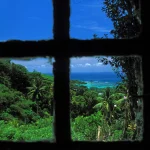 Vue sur l'océan à travers une fenêtre antique