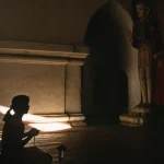 Méditation devant une statue de Bouddha