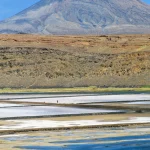 Paysage de montagne avec lacs salés et personnes en arrière-plan