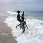 Enfants jouant dans les vagues sur une plage