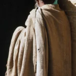 Homme en manteau traditionnel vu de dos