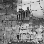 Temple antique derrière des barbelés