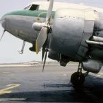 Vue rapprochée d'un avion historique stationné sur une piste d'aéroport