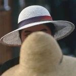 Deux chapeaux colorés, un regard mystérieux