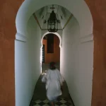 Passage voûté avec personne en mouvement