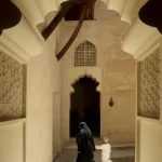 Femme et enfant dans une architecture traditionnelle