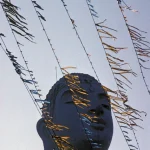 Statue de Bouddha et Drapeaux de Prière Tibétains