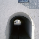 Passage couvert avec fenêtre en fer forgé