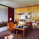 Salon moderne des années 70 avec bibliothèque, table et fauteuils