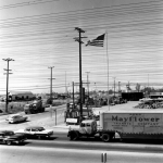 Scène de rue avec camion et drapeau américain