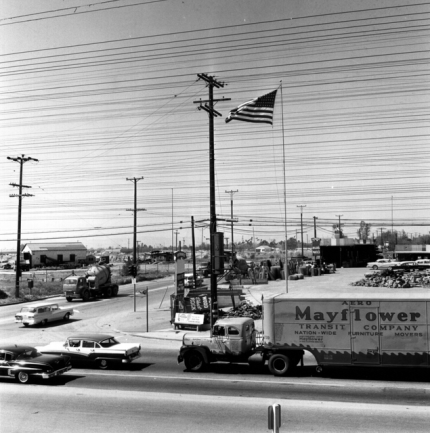 Scène de rue avec camion et drapeau américain