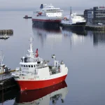 Trois navires amarrés dans un port calme