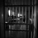 Femme seule face à une cellule lumineuse