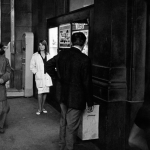 Scène de rue urbaine en noir et blanc