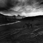 Paysage montagneux avec cavaliers et chien