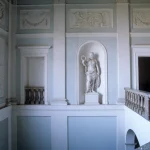 Statue dans un hall intérieur avec décoration néoclassique