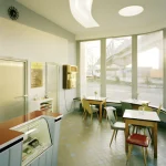 Cafétéria vintage avec vue sur l'extérieur