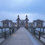 Ponton et bâtiment au bord de la mer au crépuscule