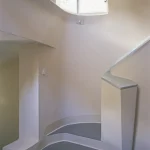 Escalier intérieur moderne avec fenêtre cintrée