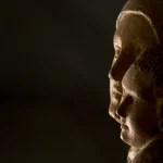 Sculpture éclairée de deux visages