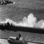 Voiture décapotable au bord de la mer