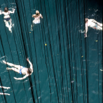 Personnes nageant dans une eau bleue vue de dessus
