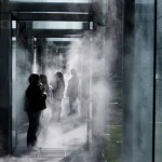 Passerelle de verre avec fumée et silhouettes humaines