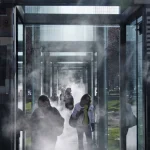 Passants dans un tunnel de verre en extérieur