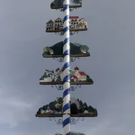 Poteau de mai coloré avec scènes rurales