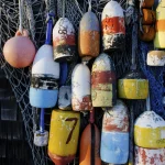 Bouées de pêche colorées accrochées à un filet