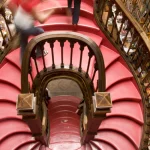 Escalier en colimaçon avec personnes en mouvement