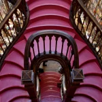 Escalier en bois et marche rouge dans une bibliothèque