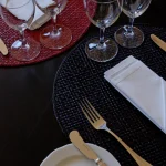 Table élégamment dressée avec vaisselle et serviettes