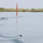Balise de navigation sur une étendue d'eau calme