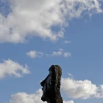 Statue Moai sur l'Île de Pâques sous un Ciel Bleu