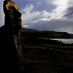 Statue Moai sur l'île de Pâques au crépuscule