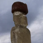Statue Moai sur l'île de Pâques au coucher du soleil
