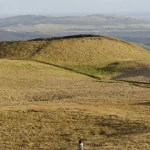 Enfant dans un paysage de collines vertes