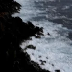 Côte rocheuse balayée par les vagues