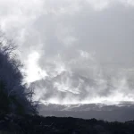 Éruption volcanique avec nuages de fumée