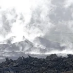 Champ de lave avec émissions de vapeur