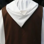 Moine en habit traditionnel vu de dos