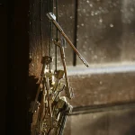 Trousseau de clés en métal dans une serrure en bois