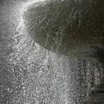 Jets d'eau éclaboussant d'une fontaine