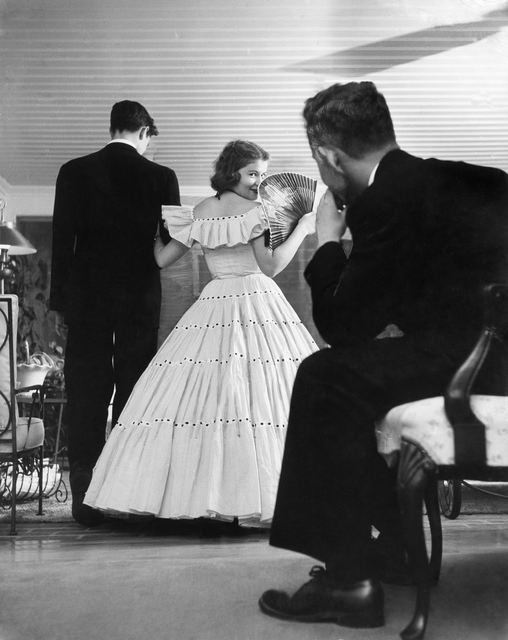 AKG2472709.webp Femme en robe élégante avec éventail, regardant en arrière – Image 1