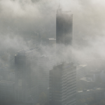 Tours d'immeubles enveloppées de brouillard dans une ville