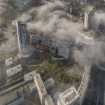 Vue aérienne d'une ville européenne avec des gratte-ciel et de la brume matinale