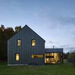 Maison moderne en soirée