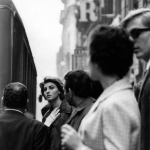 Femme au milieu d'une foule dans une rue urbaine