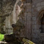 Ruines d'une ancienne abbaye en pierre